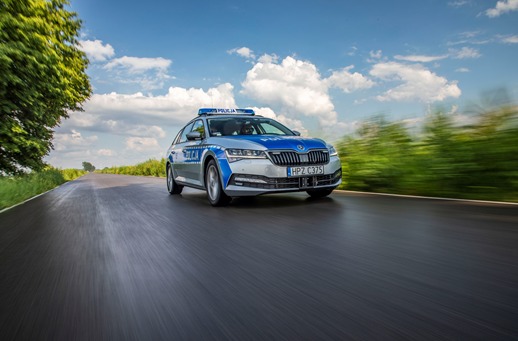 Skoda Superb
Skody Superb zasiliły na początku czerwca flotę pojazdów policyjnej grupy SPEED. Modele wyposażone są w silnik 2.0 TSI o mocy 272 KM, napęd 4x4 oraz nowoczesne systemy asystujące.
Fot. Skoda Skoda Superb
Skody Superb zasiliły na początku czerwca flotę pojazdów policyjnej grupy SPEED. Modele wyposażone są w silnik 2.0 TSI o mocy 272 KM, napęd 4x4 oraz nowoczesne systemy asystujące.
Fot. Skoda