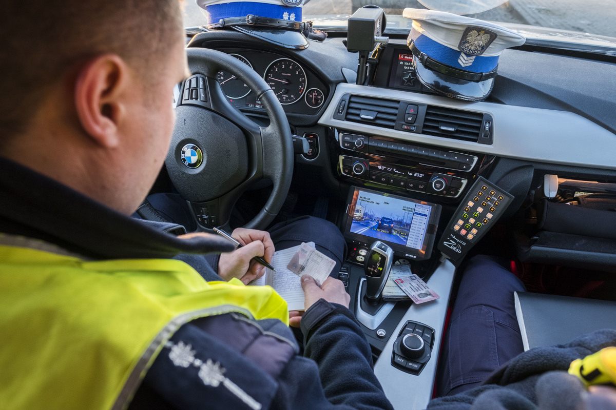 Spośród całego gąszczu przepisów dotyczących ruchu drogowego nie brakuje także takich, które brzmią dość dziwnie, niekiedy wręcz absurdalnie. Wybraliśmy 10 przykładów takich zapisów i każdy z nich postaraliśmy się „zdroworozsądkowo” przeanalizować. Na koniec jako ciekawostkę i porównanie przytoczyliśmy 10 najdziwniejszych przepisów drogowych obowiązujących w innych krajach niż Polska.
Fot. Grzegorz Olkowski Spośród całego gąszczu przepisów dotyczących ruchu drogowego nie brakuje także takich, które brzmią dość dziwnie, niekiedy wręcz absurdalnie. Wybraliśmy 10 przykładów takich zapisów i każdy z nich postaraliśmy się „zdroworozsądkowo” przeanalizować. Na koniec jako ciekawostkę i porównanie przytoczyliśmy 10 najdziwniejszych przepisów drogowych obowiązujących w innych krajach niż Polska.
Fot. Grzegorz Olkowski