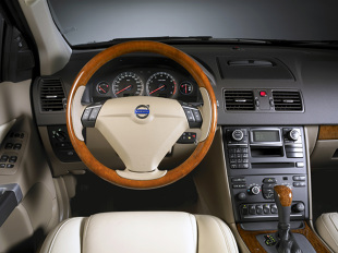 Używane Volvo XC90 (2002-2014)

Pierwszą generację luksusowego SUV-a Volvo produkowano aż 12 lat, co dowodzi atrakcyjności tego auta. Ale nie każdy może sobie pozwolić nawet na używane XC90 - eksploatacja i naprawy kosztują krocie.

Fot. Volvo