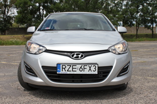 Hyundai i20 I (2008-2014) 

Gama silników to benzynowe 1,2 i 1,4 oraz wysokoprężne 1,1 (trzycylindrowy) i 1,4. Najpopularniejszy na rynku wtórnym jest 1,2, który oferuje 78 KM mocy i zużywa w cyklu mieszanym średnio 5,1 l benzyny na 100 km.

Fot. Bartosz Gubernat 