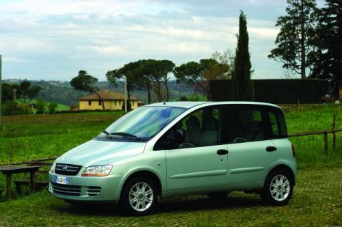 Fot. Fiat: Współczesna Multipla, która wchodzi na nasz rynek, ma silnik umieszczony z przodu napędzający przednie koła. Fot. Fiat: Współczesna Multipla, która wchodzi na nasz rynek, ma silnik umieszczony z przodu napędzający przednie koła.