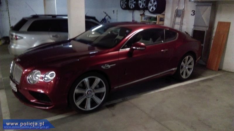 Odzyskane auto to niespełna 3-letni Bentley Continental GT V8 o wartości miliona złotych. Samochód został skradziony na początku kwietnia w Niemczech i był zarejestrowany na terenie Wielkiej Brytanii / Fot. Policja.pl Odzyskane auto to niespełna 3-letni Bentley Continental GT V8 o wartości miliona złotych. Samochód został skradziony na początku kwietnia w Niemczech i był zarejestrowany na terenie Wielkiej Brytanii / Fot. Policja.pl