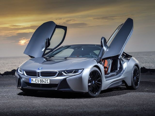 BMW i8 - 4,4 s, 326 KM
Wprowadzony do sprzedaży w 2014 roku samochód wyceniono na 620 tys. zł. Purystów zaskoczy, że supersportowe BMW i8 napędza zaledwie 3-cylindrowy silnik 1.5 o mocy… 231 KM, sprzężony z jednostką elektryczną o mocy 131 KM. Wywodzący się z projektu BMW Vision EfficientDynamics Concept, spalinowo-elektryczny model dysponuje łączną mocą 326 KM, przekazywaną na wszystkie koła. Tylną oś za pośrednictwem 6-biegowej, automatycznej skrzyni napędza silnik spalinowy. Przednią, za pośrednictwem dwubiegowego automatu - jednostka elektryczna. Do pierwszej setki samochód rozpędza się w 4,4 sekundy i rozwija maksymalną prędkość 250 km/h, lecz jest w stanie podróżować z prędkością 120 km/h, korzystając wyłącznie z elektrycznego napędu.
Fot. BMW BMW i8 - 4,4 s, 326 KM
Wprowadzony do sprzedaży w 2014 roku samochód wyceniono na 620 tys. zł. Purystów zaskoczy, że supersportowe BMW i8 napędza zaledwie 3-cylindrowy silnik 1.5 o mocy… 231 KM, sprzężony z jednostką elektryczną o mocy 131 KM. Wywodzący się z projektu BMW Vision EfficientDynamics Concept, spalinowo-elektryczny model dysponuje łączną mocą 326 KM, przekazywaną na wszystkie koła. Tylną oś za pośrednictwem 6-biegowej, automatycznej skrzyni napędza silnik spalinowy. Przednią, za pośrednictwem dwubiegowego automatu - jednostka elektryczna. Do pierwszej setki samochód rozpędza się w 4,4 sekundy i rozwija maksymalną prędkość 250 km/h, lecz jest w stanie podróżować z prędkością 120 km/h, korzystając wyłącznie z elektrycznego napędu.
Fot. BMW