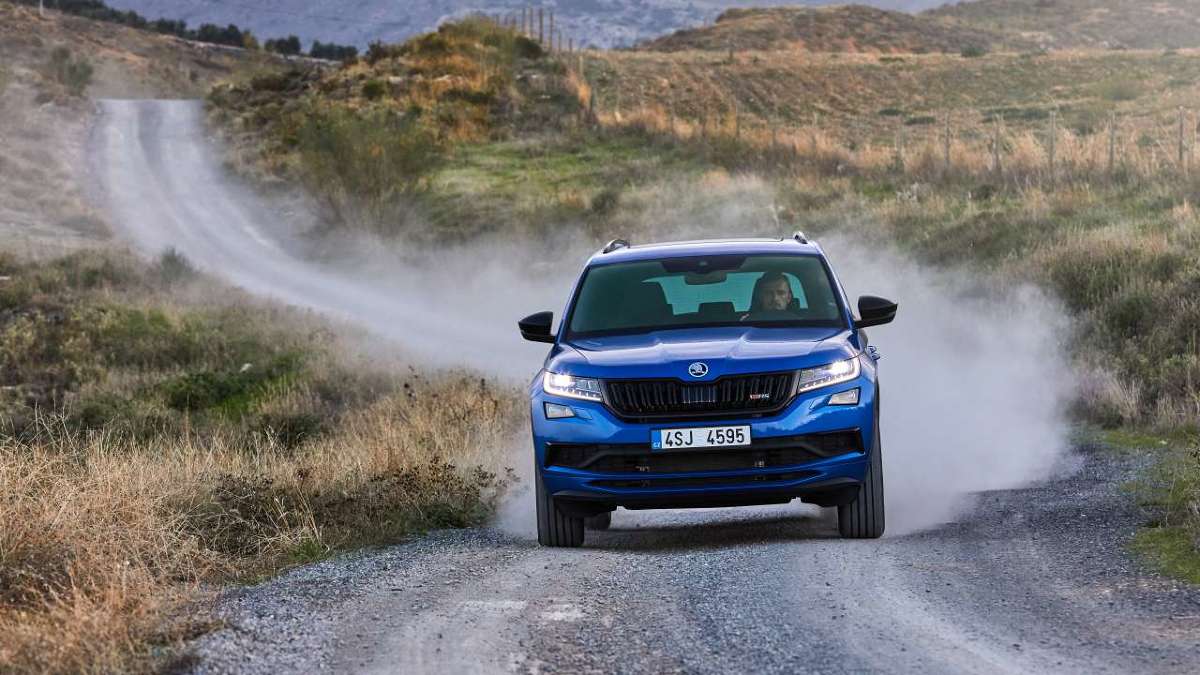 Skoda Kodiaq RS
Najważniejszym elementem wersji RS był i jest silnik. W Kodiaqu RS jest to czterocylindrowa jednostka wysokoprężna TDI o pojemności 2 litrów i mocy 240 KM. To najmocniejszy silnik dieslowski, jaki został zastosowany w seryjnej Skodzie.
Fot. Skoda Skoda Kodiaq RS
Najważniejszym elementem wersji RS był i jest silnik. W Kodiaqu RS jest to czterocylindrowa jednostka wysokoprężna TDI o pojemności 2 litrów i mocy 240 KM. To najmocniejszy silnik dieslowski, jaki został zastosowany w seryjnej Skodzie.
Fot. Skoda