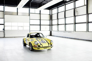 Porsche 911 2.5 S/T.

Z okazji otwarcia wystawy Techno Classica w Essen oddział Porsche Classic prezentuje odnowiony egzemplarz Porsche 911 2.5 S/T z bogatą historią udziału w wyścigach. Klasowy zwycięzca Le Mans z 1972 roku w ciągu minionych 2 lat przeszedł skrupulatną renowację pod okiem ekspertów Porsche Classic i po raz pierwszy występuje na targach.

Fot. Porsche 