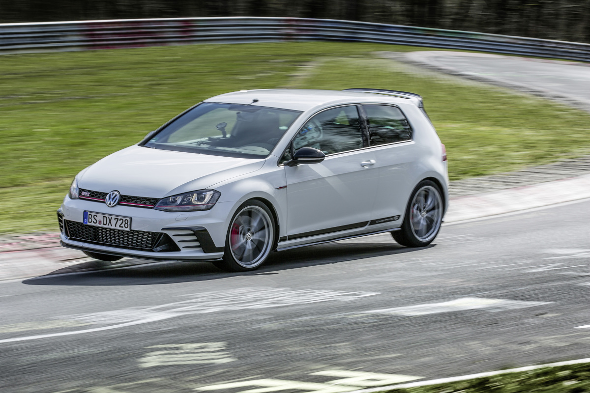 Volkswagen Golf GTI Clubsport S.
W gronie kilkudziesięciu tysięcy fanów Volkswagen świętuje na 35. zlocie nad jeziorem Wörthersee 40. urodziny Golfa GTI. Gwiazdą imprezy jest nowy Golf GTI Clubsport S – model osiągający 310 KM to najmocniejszy, seryjnie produkowany GTI w historii.
Fot. Volkswagen Volkswagen Golf GTI Clubsport S.
W gronie kilkudziesięciu tysięcy fanów Volkswagen świętuje na 35. zlocie nad jeziorem Wörthersee 40. urodziny Golfa GTI. Gwiazdą imprezy jest nowy Golf GTI Clubsport S – model osiągający 310 KM to najmocniejszy, seryjnie produkowany GTI w historii.
Fot. Volkswagen