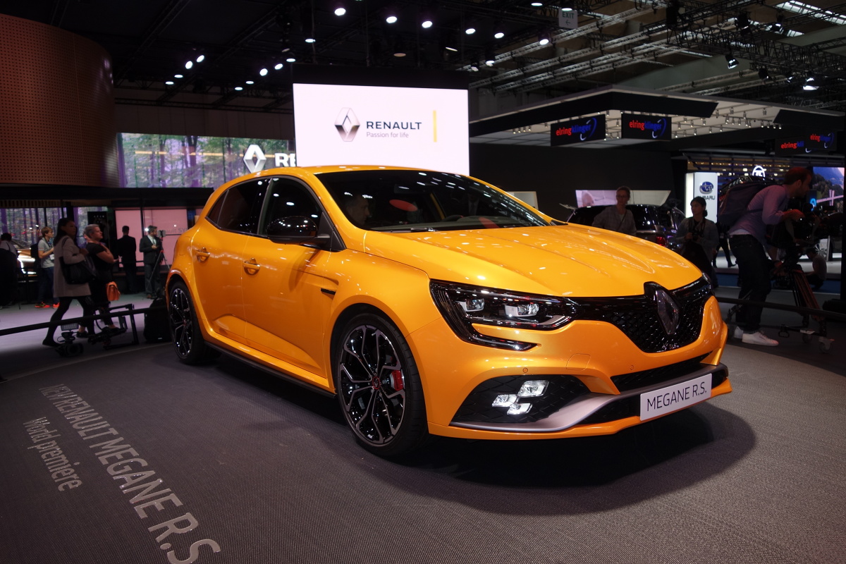Megane Renault Sport.
Pod maskę trafi silnik 1.8 TCe. W Renault Megane R.S. zaoferuje 280 KM i 390 Nm. Warto dodać, że moment obrotowy będzie dostępny w imponująco szerokim przedziale 2400-5000 obr./min. Silnik bedzie parowany z 6-biegową, ręczną skrzynią lub dwusprzęgłową przekładnią EDC z procedurą startową.
Fot. Marek Perczak Megane Renault Sport.
Pod maskę trafi silnik 1.8 TCe. W Renault Megane R.S. zaoferuje 280 KM i 390 Nm. Warto dodać, że moment obrotowy będzie dostępny w imponująco szerokim przedziale 2400-5000 obr./min. Silnik bedzie parowany z 6-biegową, ręczną skrzynią lub dwusprzęgłową przekładnią EDC z procedurą startową.
Fot. Marek Perczak