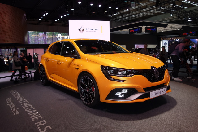 Megane Renault Sport.
Pod maskę trafi silnik 1.8 TCe. W Renault Megane R.S. zaoferuje 280 KM i 390 Nm. Warto dodać, że moment obrotowy będzie dostępny w imponująco szerokim przedziale 2400-5000 obr./min. Silnik bedzie parowany z 6-biegową, ręczną skrzynią lub dwusprzęgłową przekładnią EDC z procedurą startową.
Fot. Marek Perczak Megane Renault Sport.
Pod maskę trafi silnik 1.8 TCe. W Renault Megane R.S. zaoferuje 280 KM i 390 Nm. Warto dodać, że moment obrotowy będzie dostępny w imponująco szerokim przedziale 2400-5000 obr./min. Silnik bedzie parowany z 6-biegową, ręczną skrzynią lub dwusprzęgłową przekładnią EDC z procedurą startową.
Fot. Marek Perczak