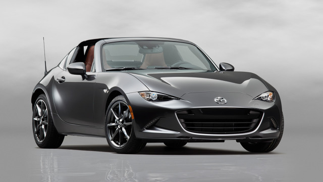 Mazda MX-5 RF w wydaniu Launch Edition
Pod maską pracuje dwulitrowa, czterocylindrowa jednostka SkyActiv-G oferująca 155 KM mocy i maksymalny moment obrotowy 200 Nm.
Fot. Mazda Mazda MX-5 RF w wydaniu Launch Edition
Pod maską pracuje dwulitrowa, czterocylindrowa jednostka SkyActiv-G oferująca 155 KM mocy i maksymalny moment obrotowy 200 Nm.
Fot. Mazda