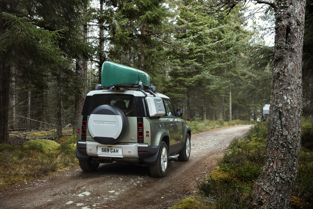 Land Rover Defender
Gama modeli obejmuje Defender, S, SE, HSE, First Edition oraz topowy model Defender X. Jak zapowiada producent, nabywcy będą mogli personalizować swój samochód na wiele sposobów. Będą nawet mogli wybrać satynową folię ochronną, aby lakier zewnętrzny był jeszcze bardziej trwały.
Fot. Land Rover Land Rover Defender
Gama modeli obejmuje Defender, S, SE, HSE, First Edition oraz topowy model Defender X. Jak zapowiada producent, nabywcy będą mogli personalizować swój samochód na wiele sposobów. Będą nawet mogli wybrać satynową folię ochronną, aby lakier zewnętrzny był jeszcze bardziej trwały.
Fot. Land Rover