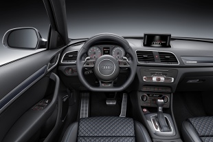 W porównaniu z Audi RS Q3, w modelu performance zwiększono moc silnika 2.5 TFSI. Stosując bardziej efektywny sposób chłodzenia, wykorzystujący nową chłodnicę oraz zoptymalizowaną pompę paliwową, konstruktorzy zapewnili pięciocylindrowej jednostce turbo zamontowanej w RS Q3 performance moc większą o 20 kW (27 KM) / Fot. Audi 