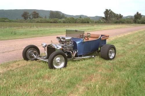 Hot Rod przerobiony ze starego Forda T z 1923 r. W latach 50. takimi autami ścigali się młodzi amerykańscy chłopcy, by zaimponować swoim dzi Hot Rod przerobiony ze starego Forda T z 1923 r. W latach 50. takimi autami ścigali się młodzi amerykańscy chłopcy, by zaimponować swoim dzi