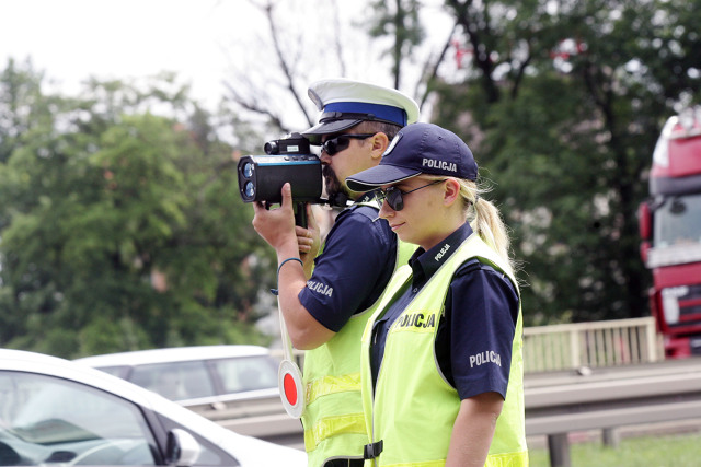 Standardowy limity prędkości odnoszące się do motocykli i samochodów o masie dopuszczalnej całkowitej do 3,5 tony na drodze jednojezdniowej dwukierunkowej – 90 km/h.
Fot. Piotr Krzyżanowski Standardowy limity prędkości odnoszące się do motocykli i samochodów o masie dopuszczalnej całkowitej do 3,5 tony na drodze jednojezdniowej dwukierunkowej – 90 km/h.
Fot. Piotr Krzyżanowski