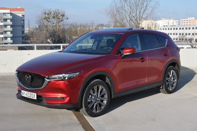 Mazda nie boi się iść pod prąd. Zamiast obniżania pojemności skokowej silników i dodawania kolejnych turbosprężarek, trzyma się swojej filozofii i proponuje SUV-a z 2,5-litrowym, wolnossącym benzyniakiem połączonym z klasyczną, automatyczną, hydrokinetyczną skrzynią biegów. Jak nowa Mazda CX-5 opiera się konkurencji sprawdzamy na przykładzie topowej wersji benzynowej tego modelu.
Fot. Jakub Mielniczak Mazda nie boi się iść pod prąd. Zamiast obniżania pojemności skokowej silników i dodawania kolejnych turbosprężarek, trzyma się swojej filozofii i proponuje SUV-a z 2,5-litrowym, wolnossącym benzyniakiem połączonym z klasyczną, automatyczną, hydrokinetyczną skrzynią biegów. Jak nowa Mazda CX-5 opiera się konkurencji sprawdzamy na przykładzie topowej wersji benzynowej tego modelu.
Fot. Jakub Mielniczak