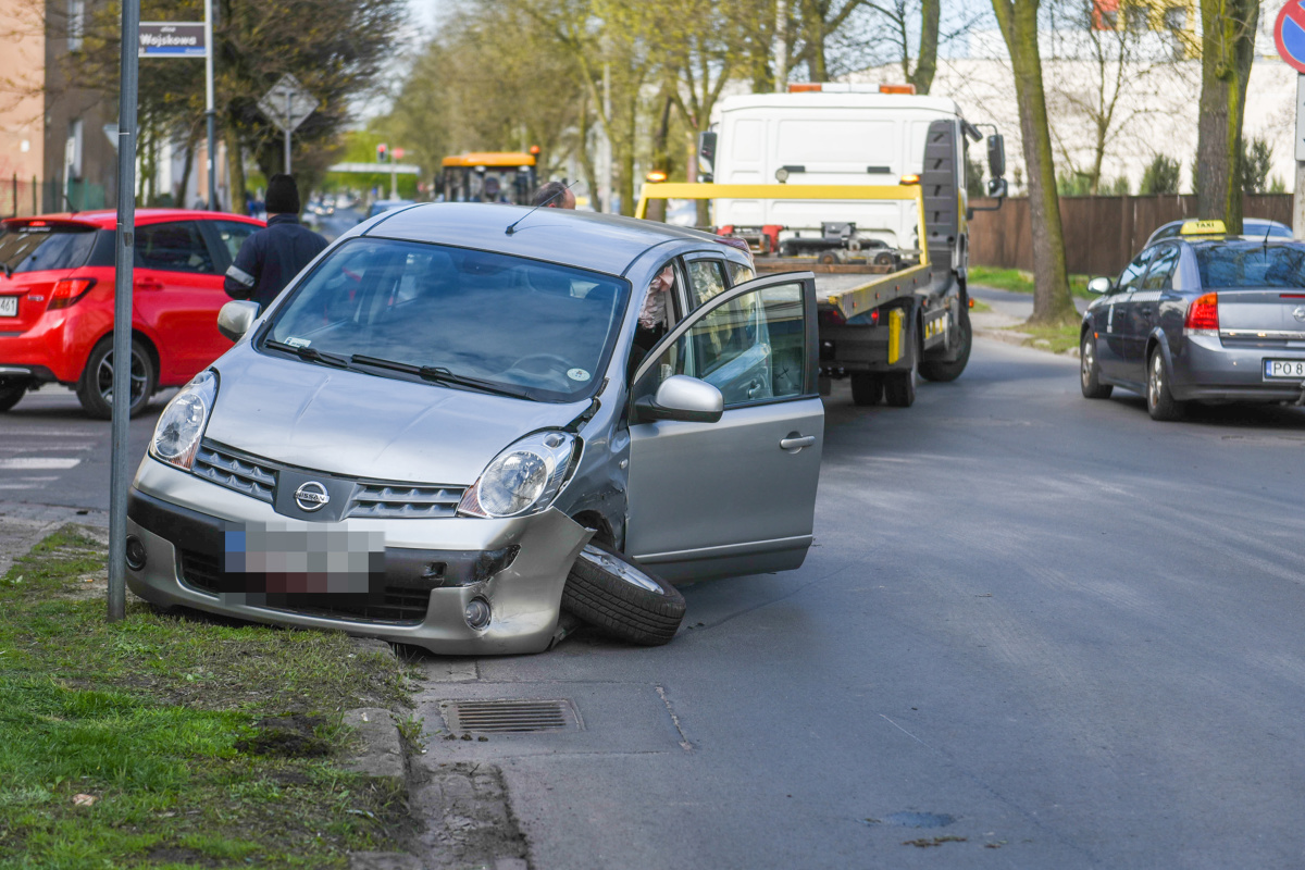 W tegoroczne wakacje na drogach doszło do ponad 5 tys. wypadków, a zginęło w nich 479 osób. To mniej niż ubiegłego lata, mimo że ruch był większy i aż o 62% w zestawieniu z lipcem i sierpniem 2020 roku wzrosła liczb zgłoszeń w ramach assistance. Największym problemem naszych dróg są jednak nadal pijani kierowcy i nadmierna prędkość.
Fot. Łukasz Gdak W tegoroczne wakacje na drogach doszło do ponad 5 tys. wypadków, a zginęło w nich 479 osób. To mniej niż ubiegłego lata, mimo że ruch był większy i aż o 62% w zestawieniu z lipcem i sierpniem 2020 roku wzrosła liczb zgłoszeń w ramach assistance. Największym problemem naszych dróg są jednak nadal pijani kierowcy i nadmierna prędkość.
Fot. Łukasz Gdak