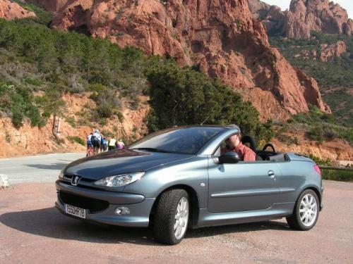 Fot. R. Polit: Największą atrakcją Peugeota 206 CC jest możliwość  przekształcania nadwozia z coupe w kabriolet. Dach składa się automatycznie.