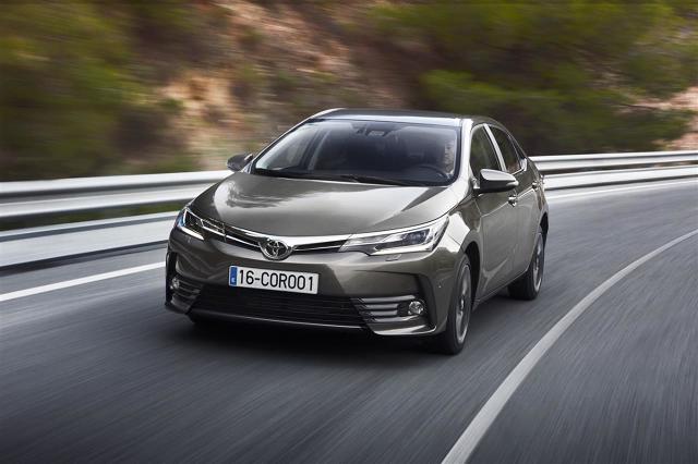 Toyota Corolla
W 2016 roku przypada 50. rocznica wprowadzenia na rynek Toyoty Corolli, najpopularniejszego samochodu w historii. W 150 krajach sprzedano dotąd ponad 44 miliony egzemplarzy, co stanowi 20% łącznej globalnej sprzedaży pojazdów Toyoty. Jedenasta generacja Corolli od momentu wprowadzenia utrzymuje pozycję najchętniej kupowanego samochodu na świecie.
Fot. Toyota Toyota Corolla
W 2016 roku przypada 50. rocznica wprowadzenia na rynek Toyoty Corolli, najpopularniejszego samochodu w historii. W 150 krajach sprzedano dotąd ponad 44 miliony egzemplarzy, co stanowi 20% łącznej globalnej sprzedaży pojazdów Toyoty. Jedenasta generacja Corolli od momentu wprowadzenia utrzymuje pozycję najchętniej kupowanego samochodu na świecie.
Fot. Toyota