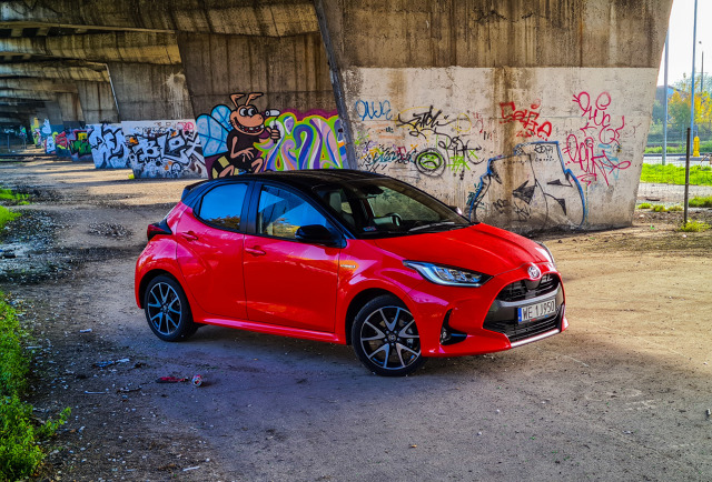 Toyota Yaris to niemal uosobienie auta z segmentu B. Tak jak Volkswagen Golf jest punktem odniesienia dla modeli z segmentu C, tak Yaris to niemal synonim niewielkiego, uniwersalnego auta, które świetnie sprawdzi się w mieście. Ale czy tylko w mieście? Do testu Yarisa podchodziłem z lekką niechęcią. Jak bardzo się myliłem.
Fot. Kamil Rogala Toyota Yaris to niemal uosobienie auta z segmentu B. Tak jak Volkswagen Golf jest punktem odniesienia dla modeli z segmentu C, tak Yaris to niemal synonim niewielkiego, uniwersalnego auta, które świetnie sprawdzi się w mieście. Ale czy tylko w mieście? Do testu Yarisa podchodziłem z lekką niechęcią. Jak bardzo się myliłem.
Fot. Kamil Rogala