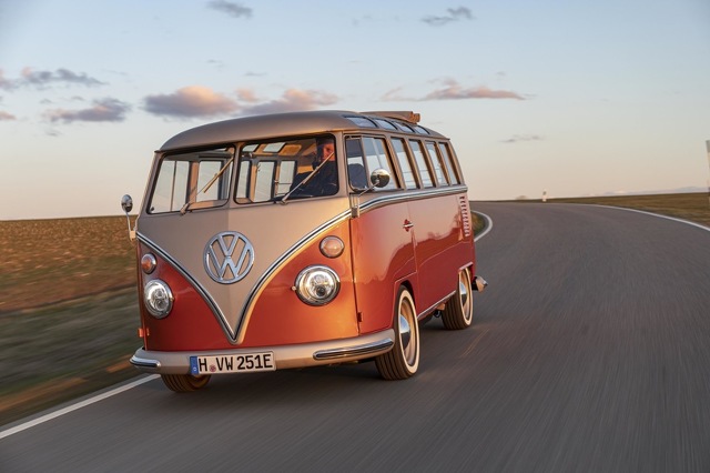 Volkswagen e-BULLI
Model e-BULLI to w pełni elektryczny, bezemisyjny samochód. Auto koncepcyjne, wyposażone w najnowsze, pochodzące z elektrycznych samochodów marki Volkswagen systemy napędowe, zbudowane zostało na bazie wyprodukowanego w roku 1966 i od podstaw odrestaurowanego modelu T1 Samba Bus.
Fot. Volkswagen Volkswagen e-BULLI
Model e-BULLI to w pełni elektryczny, bezemisyjny samochód. Auto koncepcyjne, wyposażone w najnowsze, pochodzące z elektrycznych samochodów marki Volkswagen systemy napędowe, zbudowane zostało na bazie wyprodukowanego w roku 1966 i od podstaw odrestaurowanego modelu T1 Samba Bus.
Fot. Volkswagen