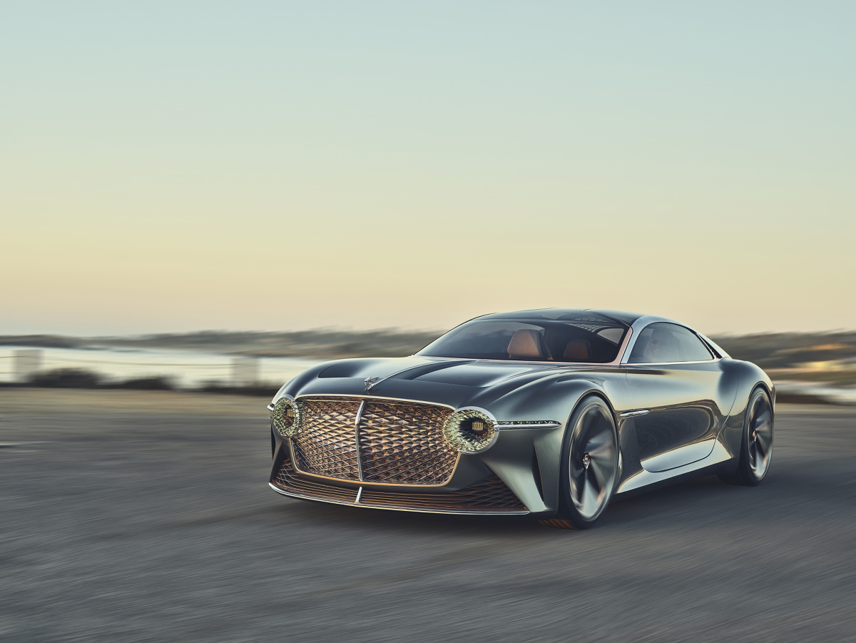 EXP 100 GT - tak nazywa się całkowicie elektryczny samochód koncepcyjny stworzony z okazji stulecia firmy Bentley. Auto jest w pełni autonomiczne, a do jego wykończenia zastosowano wyszukane materiały.
Fot. Bentley EXP 100 GT - tak nazywa się całkowicie elektryczny samochód koncepcyjny stworzony z okazji stulecia firmy Bentley. Auto jest w pełni autonomiczne, a do jego wykończenia zastosowano wyszukane materiały.
Fot. Bentley