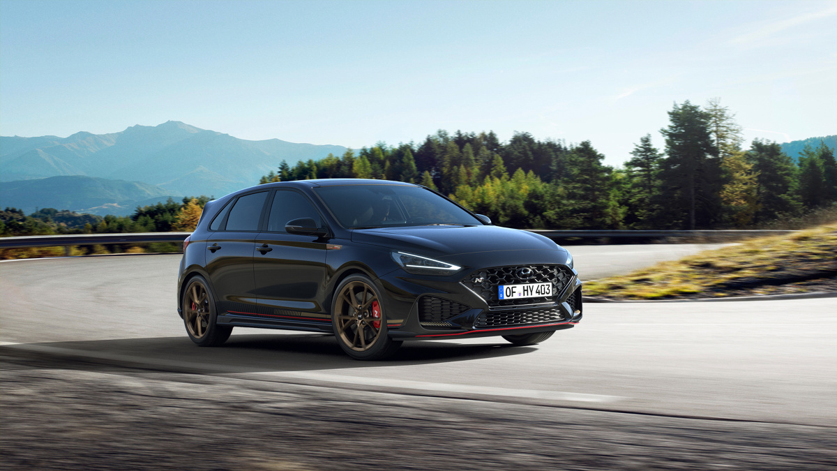Hyundai i30 N Drive-N
Limitowana wersja Hyundai i30 N Drive-N zawiera nowe dedykowane dodatki stylistyczne, takie jak obręcze kół z kutego aluminium w ciemnobrązowym matowym wykończeniu, unikatowe oznaczenia i specjalną tapicerkę. Na tym nie koniec nowości.
Fot. Hyundai Hyundai i30 N Drive-N
Limitowana wersja Hyundai i30 N Drive-N zawiera nowe dedykowane dodatki stylistyczne, takie jak obręcze kół z kutego aluminium w ciemnobrązowym matowym wykończeniu, unikatowe oznaczenia i specjalną tapicerkę. Na tym nie koniec nowości.
Fot. Hyundai