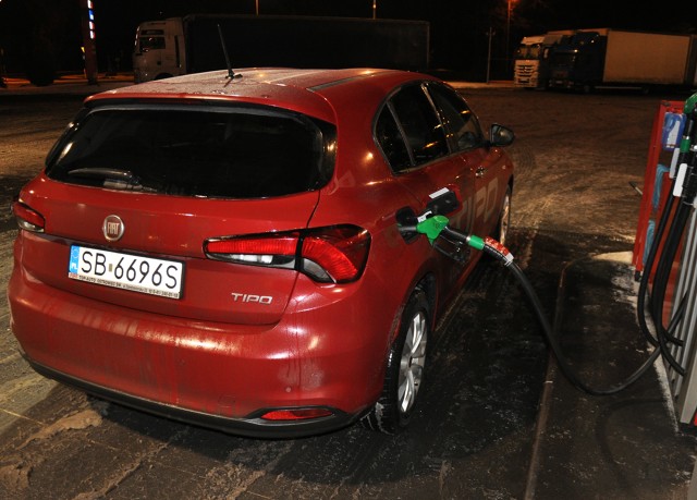 Fiat Tipo 1.4 T-Jet – 800 km na jednym baku, czy to możliwe?
Ta próba przetestowała naszą cierpliwość, lekkość prawej nogi i pozwoliła odpowiedzieć na kluczowe pytanie, czy nowy Fiat Tipo jest w stanie zużyć tyle paliwa, ile zadeklarował producent?
fot. Marcin Lewandowski Fiat Tipo 1.4 T-Jet – 800 km na jednym baku, czy to możliwe?
Ta próba przetestowała naszą cierpliwość, lekkość prawej nogi i pozwoliła odpowiedzieć na kluczowe pytanie, czy nowy Fiat Tipo jest w stanie zużyć tyle paliwa, ile zadeklarował producent?
fot. Marcin Lewandowski