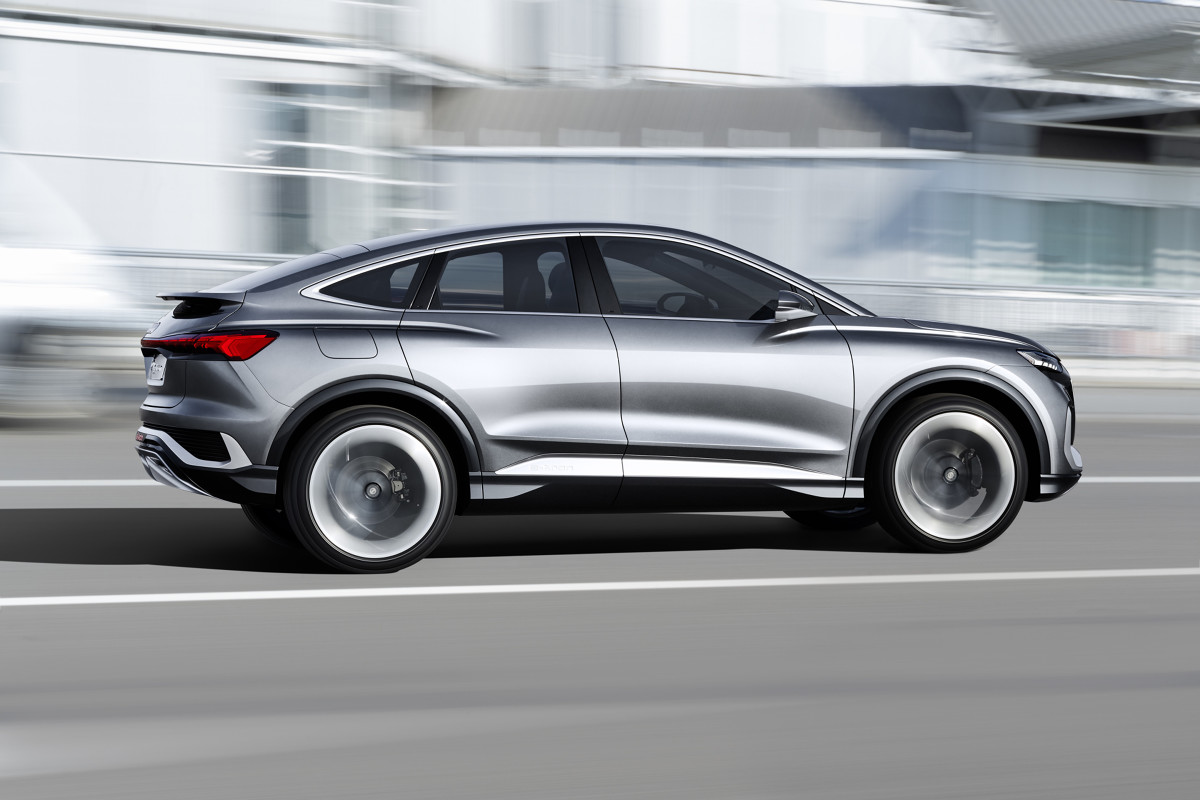 Audi Q4 Sportback e-tron concept
Z perspektywy technicznej są bliźniętami. Jeśli jednak spojrzymy na ich kształty, każdy z nich ma pewne charakterystyczne i niepowtarzalne cechy. Audi Q4 e-tron concept było na Międzynarodowym Salonie Samochodowym w Genewie w roku 2019 zapowiedzią pierwszego kompaktowego elektrycznego SUV-a marki Audi. Model Q4 Sportback e-tron concept to SUV coupé - drugi model tej linii produktowej, który do seryjnej produkcji wejdzie w 2021 roku.
Fot. Audi Audi Q4 Sportback e-tron concept
Z perspektywy technicznej są bliźniętami. Jeśli jednak spojrzymy na ich kształty, każdy z nich ma pewne charakterystyczne i niepowtarzalne cechy. Audi Q4 e-tron concept było na Międzynarodowym Salonie Samochodowym w Genewie w roku 2019 zapowiedzią pierwszego kompaktowego elektrycznego SUV-a marki Audi. Model Q4 Sportback e-tron concept to SUV coupé - drugi model tej linii produktowej, który do seryjnej produkcji wejdzie w 2021 roku.
Fot. Audi
