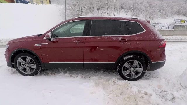 Volkswagen Tiguan Allspace
W wersji pięcioosobowej wydłużony Allspace ma bagażnik o objętości aż 760 l, a po złożeniu tylnej kanapy, objętość mierzona do dachu wzrasta do 1920 l.
Fot. TVN Turbo/x-news Volkswagen Tiguan Allspace
W wersji pięcioosobowej wydłużony Allspace ma bagażnik o objętości aż 760 l, a po złożeniu tylnej kanapy, objętość mierzona do dachu wzrasta do 1920 l.
Fot. TVN Turbo/x-news