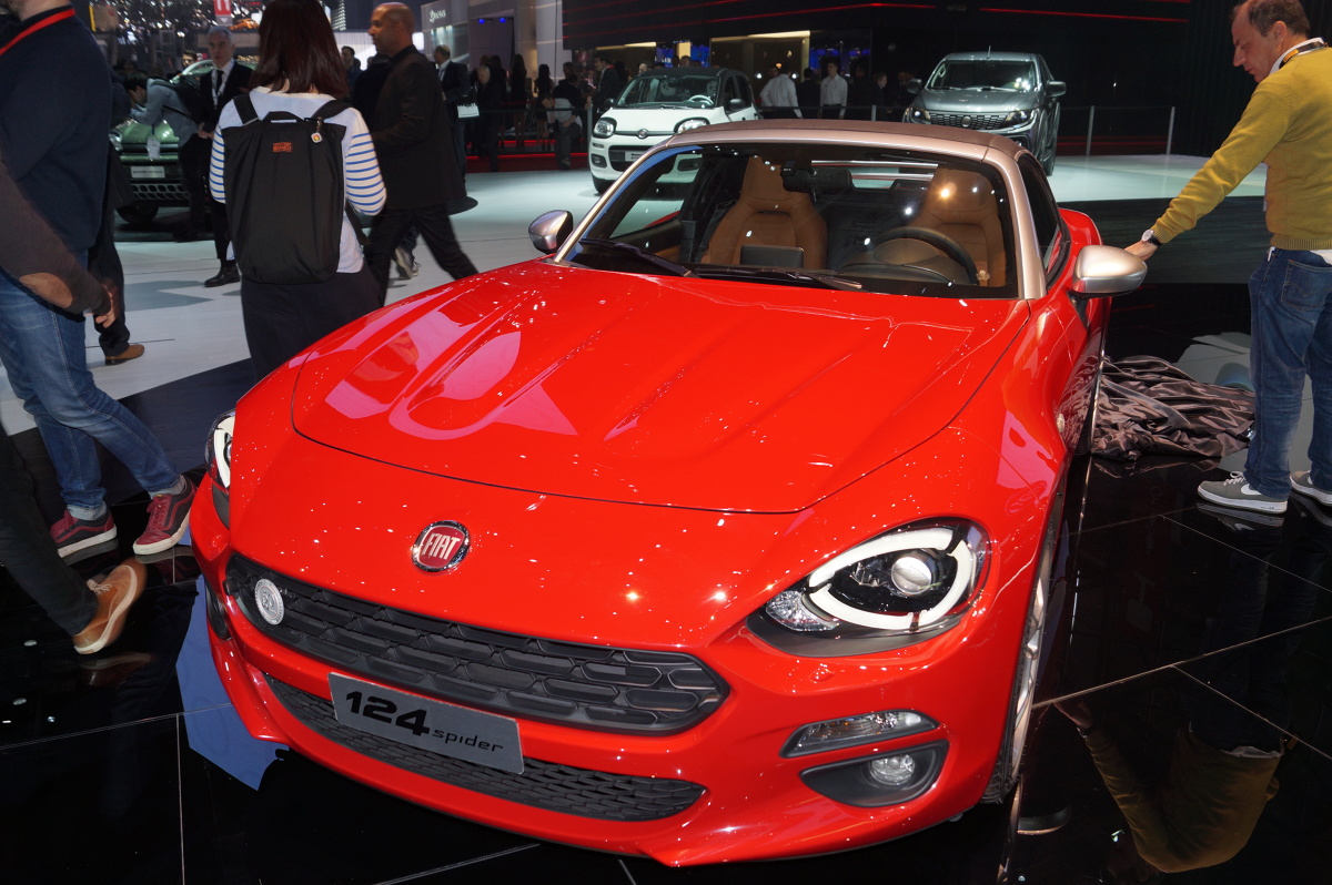 Fiat 124 Spider
Fiat 124 Spider bazuje na Mazdzie MX-5. Za jego napęd odpowiada 4-cylindrowy silnik z turbodoładowaniem o pojemności 1.4 litra z technologią MultiAir.
Fot. Tomasz Szmandra Fiat 124 Spider
Fiat 124 Spider bazuje na Mazdzie MX-5. Za jego napęd odpowiada 4-cylindrowy silnik z turbodoładowaniem o pojemności 1.4 litra z technologią MultiAir.
Fot. Tomasz Szmandra