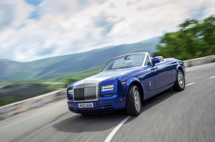 Wydawało się, że w słynącej z tradycji firmie Rolls-Royce zmiany są czymś niezmiernie rzadkim, by nie powiedzieć zbędnym. A jednak nadszedł czas zmian i wyścig po najnowocześniejszą technologię. Na „ołtarzu” zmian kończy się ostatni etap słynnego życia obecnego modelu Rolls-Royce'a Phantom.
Fot. Rolls-Royce