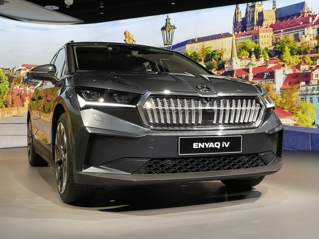 Skoda Enyaq
Pierwszy elektryczny SUV Skody ma długość 4648 mm, przy szerokości 1877 mm oraz wysokości 1618 mm. Rozstaw osi wynosi 2765 mm, a pojemność bagażnika to 585 litrów. Dla porównania, Skoda Kodiaq mierzy 4697 mm długości, 1882 mm szerokości, 1676 mm wysokości, rozstaw osi to 2791 mm a pojemność bagażnika to 650 litrów.
Fot. Kamil Rogala Skoda Enyaq
Pierwszy elektryczny SUV Skody ma długość 4648 mm, przy szerokości 1877 mm oraz wysokości 1618 mm. Rozstaw osi wynosi 2765 mm, a pojemność bagażnika to 585 litrów. Dla porównania, Skoda Kodiaq mierzy 4697 mm długości, 1882 mm szerokości, 1676 mm wysokości, rozstaw osi to 2791 mm a pojemność bagażnika to 650 litrów.
Fot. Kamil Rogala