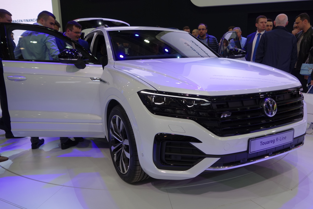 Volkswagen Touareg
Nowy Touareg jest większy od poprzednika. Długość nadwozia wynosi 4878 mm (o 77 mm więcej), szerokość to 1984 mm (+44 mm), wysokość wynosi 1702 mm (+1 mm), a rozstaw osi 2894 (+1 mm).
Fot. Ryszard M. Perczak Volkswagen Touareg
Nowy Touareg jest większy od poprzednika. Długość nadwozia wynosi 4878 mm (o 77 mm więcej), szerokość to 1984 mm (+44 mm), wysokość wynosi 1702 mm (+1 mm), a rozstaw osi 2894 (+1 mm).
Fot. Ryszard M. Perczak