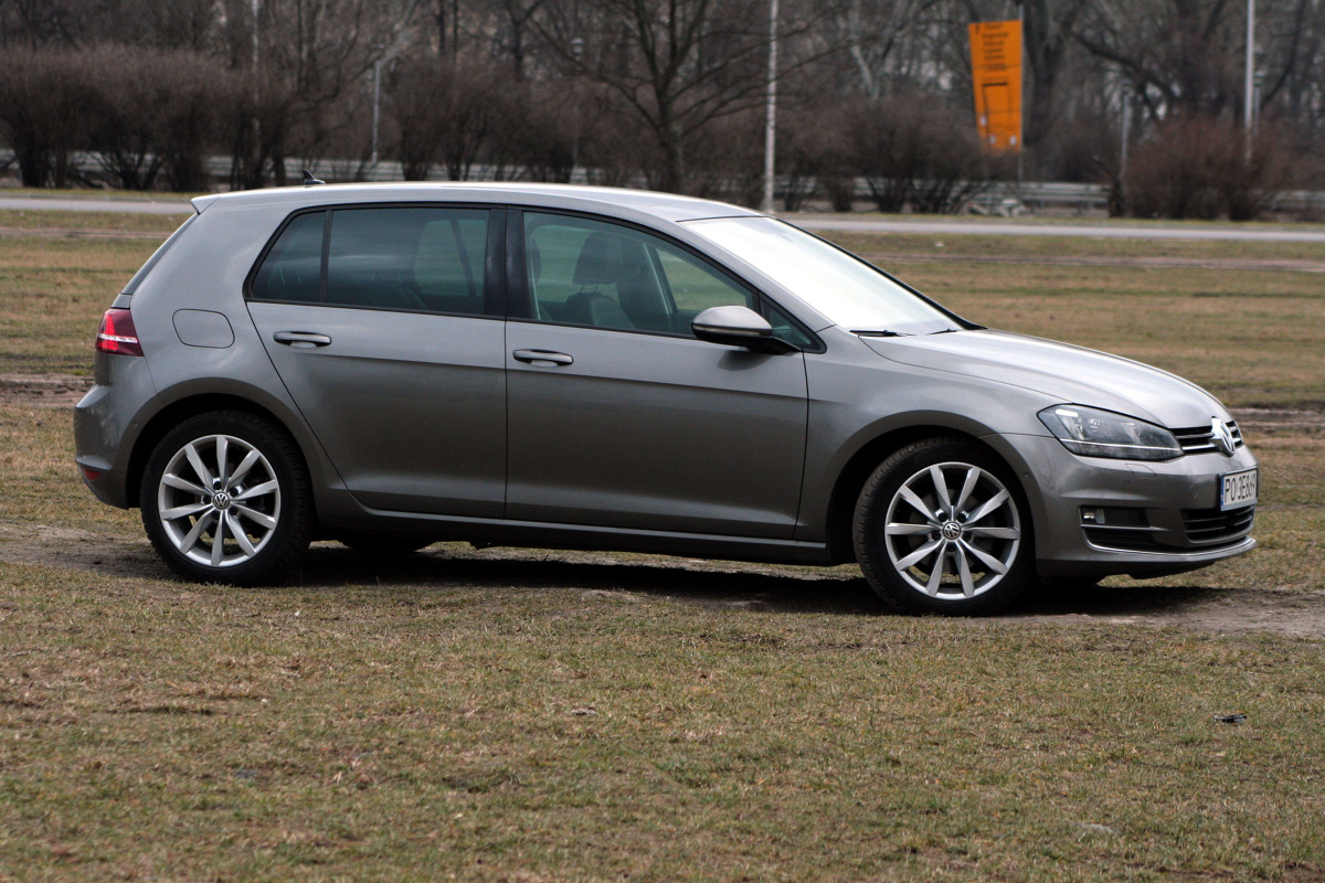 Volkswagen Golf
Niemiecki kompakt nie zmienił swego zasadniczego kształtu od lat siedemdziesiątych, a linia klasycznego hatchbacka z szerokim słupkiem tylnym stała się jego znakiem rozpoznawczym. Ale Golf VII mimo trwania w stylizacyjnej tradycji wygląda nowocześnie i atrakcyjnie.
Fot. Dariusz Dobosz Volkswagen Golf
Niemiecki kompakt nie zmienił swego zasadniczego kształtu od lat siedemdziesiątych, a linia klasycznego hatchbacka z szerokim słupkiem tylnym stała się jego znakiem rozpoznawczym. Ale Golf VII mimo trwania w stylizacyjnej tradycji wygląda nowocześnie i atrakcyjnie.
Fot. Dariusz Dobosz