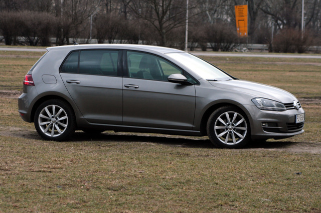 Volkswagen Golf
Niemiecki kompakt nie zmienił swego zasadniczego kształtu od lat siedemdziesiątych, a linia klasycznego hatchbacka z szerokim słupkiem tylnym stała się jego znakiem rozpoznawczym. Ale Golf VII mimo trwania w stylizacyjnej tradycji wygląda nowocześnie i atrakcyjnie.
Fot. Dariusz Dobosz Volkswagen Golf
Niemiecki kompakt nie zmienił swego zasadniczego kształtu od lat siedemdziesiątych, a linia klasycznego hatchbacka z szerokim słupkiem tylnym stała się jego znakiem rozpoznawczym. Ale Golf VII mimo trwania w stylizacyjnej tradycji wygląda nowocześnie i atrakcyjnie.
Fot. Dariusz Dobosz