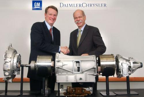 Fot. GM: Rick Wagoner, szef General Motors Corporation (z lewej) i Dieter Zetsche, prezydent Chrysler Group podczas uroczystości podpisywania porozumienia w sprawie napędu hybrydowego. Fot. GM: Rick Wagoner, szef General Motors Corporation (z lewej) i Dieter Zetsche, prezydent Chrysler Group podczas uroczystości podpisywania porozumienia w sprawie napędu hybrydowego.
