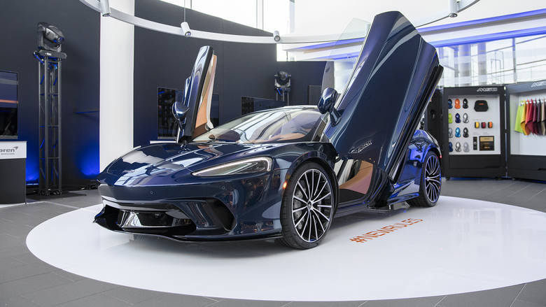 McLaren w Polsce
Najnowszy model McLarena nie tylko zachwyca swoimi osiągami, ale i zaskakuje – choćby bardzo dużą przestrzenią bagażową. Polska premiera McLarena GT zbiegła się z oficjalnym otwarciem pierwszego w naszym kraju salonu tej angielskiej marki.
Fot. AIP McLaren w Polsce
Najnowszy model McLarena nie tylko zachwyca swoimi osiągami, ale i zaskakuje – choćby bardzo dużą przestrzenią bagażową. Polska premiera McLarena GT zbiegła się z oficjalnym otwarciem pierwszego w naszym kraju salonu tej angielskiej marki.
Fot. AIP