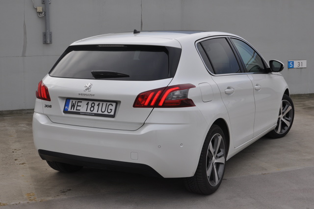 Peugeot 308 to stary znajomy. Obecne na rynku od 2014 r. auto zdążyło się wtopić w krajobraz polskich dróg. Ten francuski kompakt chce przyciągnąć klientów finezją i polotem, których próżno szukać wśród konkurencji pochodzenia niemieckiego. Allure to wersja zorientowana na komfort. Przez kilka jesiennych dni mieliśmy okazję jeździć „trzystaósemką” z najmocniejszym wariantem trzycylindrowego silnika benzynowego o pojemności skokowej 1.2 l. Ośmiobiegowy automat ma dopełniać komfortu wersji Allure i pozwolić na prawdziwy relaks za kierownicą. Na ile taka konfiguracja rzeczywiście na to pozwala?
Fot. Jakub Mielniczak Peugeot 308 to stary znajomy. Obecne na rynku od 2014 r. auto zdążyło się wtopić w krajobraz polskich dróg. Ten francuski kompakt chce przyciągnąć klientów finezją i polotem, których próżno szukać wśród konkurencji pochodzenia niemieckiego. Allure to wersja zorientowana na komfort. Przez kilka jesiennych dni mieliśmy okazję jeździć „trzystaósemką” z najmocniejszym wariantem trzycylindrowego silnika benzynowego o pojemności skokowej 1.2 l. Ośmiobiegowy automat ma dopełniać komfortu wersji Allure i pozwolić na prawdziwy relaks za kierownicą. Na ile taka konfiguracja rzeczywiście na to pozwala?
Fot. Jakub Mielniczak