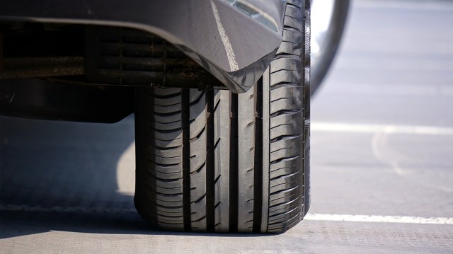 Odświeżony wygląd etykiety UE na opony szczególnie przypadnie do gustu użytkownikom opon zimowych. Na nowej naklejce znajdą się informacje dotyczące przyczepności na ośnieżonej i oblodzonej nawierzchni. Do tej pory na etykiecie brakowało oznaczeń dotyczących parametrów opony podczas jazdy w wymagających zimowych warunkach.
Fot. Pixabay.com Odświeżony wygląd etykiety UE na opony szczególnie przypadnie do gustu użytkownikom opon zimowych. Na nowej naklejce znajdą się informacje dotyczące przyczepności na ośnieżonej i oblodzonej nawierzchni. Do tej pory na etykiecie brakowało oznaczeń dotyczących parametrów opony podczas jazdy w wymagających zimowych warunkach.
Fot. Pixabay.com