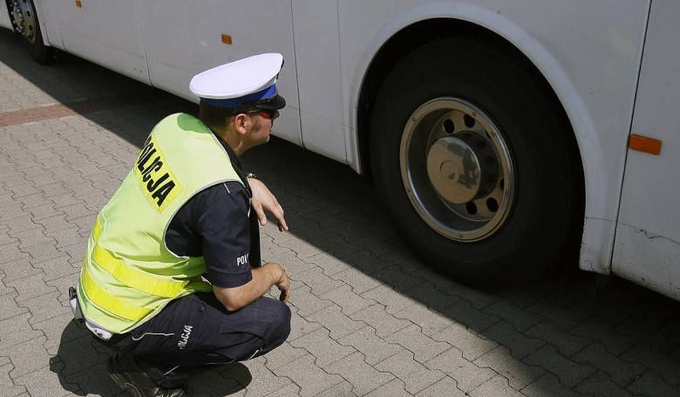 Policjanci kontrolują zarówno stan technicznych autokarów, jak i trzeźwość kierowców. Fot. KWP Gdańsk Policjanci kontrolują zarówno stan technicznych autokarów, jak i trzeźwość kierowców. Fot. KWP Gdańsk