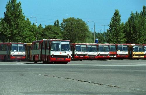 Fot. Adam Warżawa: Do 2003 roku sprzedaż autobusów spadała, teraz powoli rośnie. Jest duża szansa, że wkrótce pasażerowie będą podróżować nowoczesnymi autobusami. Nieustanne remontowanie starego taboru przestaje być opłacalne. Fot. Adam Warżawa: Do 2003 roku sprzedaż autobusów spadała, teraz powoli rośnie. Jest duża szansa, że wkrótce pasażerowie będą podróżować nowoczesnymi autobusami. Nieustanne remontowanie starego taboru przestaje być opłacalne.