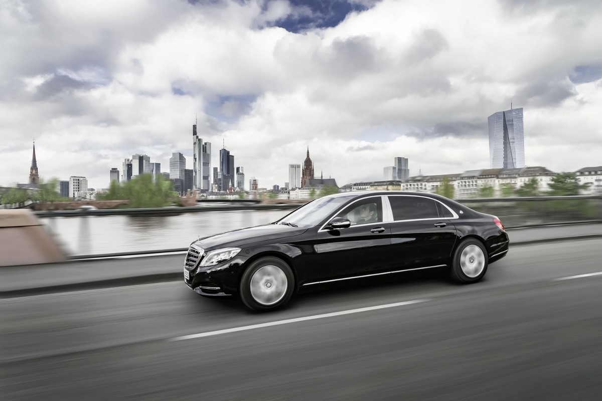 Mercedes-Maybach S600 Guard jest pierwszym cywilnym samochodem na świecie, który posiada najwyższy certyfikat ochrony balistycznej. W praktyce oznacza to, że pojazd jest odporny na ostrzał z broni maszynowej / Fot. Mercedes-Benz Mercedes-Maybach S600 Guard jest pierwszym cywilnym samochodem na świecie, który posiada najwyższy certyfikat ochrony balistycznej. W praktyce oznacza to, że pojazd jest odporny na ostrzał z broni maszynowej / Fot. Mercedes-Benz