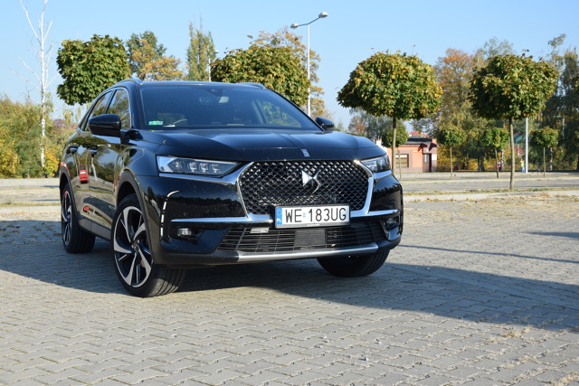 DS7 Crossback
Testowany egzemplarz z silnikiem diesla 2.0 BlueHDi o mocy 180 KM, 8-biegową automatyczną skrzynią biegów i w najlepszej wersji wyposażenia GrandChic kosztuje od 195 400 zł. Testowane auto dodatkowo wyposażono w HiFi FOCAL Electra (5000 zł), DS Night Vision Pakiet (6500 zł), felgi aluminiowe 20'' TOKYO 235/45/R20 (4800zł), ADML + sterowanie pokrywą bagażnika - otwieranie bez użycia rąk – (2000zł), klimatyzację automatyczną dwustrefową z filtrem AQS (1000zł), przeszklony dach panoramiczny (5000zł), DS SENSORIAL DRIVE (500zł), alarm + superzamek (1600zł), lusterka składane elektrycznie (600zł), lakier perłowy (4000zł), fotele przednie podgrzewane, wentylowane, z masażem (4500zł), DS DRIVER ATTENTION MONITORING (1000zł). W sumie daje to cenę 231 900 zł!
Fot. Marcin Rejmer DS7 Crossback
Testowany egzemplarz z silnikiem diesla 2.0 BlueHDi o mocy 180 KM, 8-biegową automatyczną skrzynią biegów i w najlepszej wersji wyposażenia GrandChic kosztuje od 195 400 zł. Testowane auto dodatkowo wyposażono w HiFi FOCAL Electra (5000 zł), DS Night Vision Pakiet (6500 zł), felgi aluminiowe 20'' TOKYO 235/45/R20 (4800zł), ADML + sterowanie pokrywą bagażnika - otwieranie bez użycia rąk – (2000zł), klimatyzację automatyczną dwustrefową z filtrem AQS (1000zł), przeszklony dach panoramiczny (5000zł), DS SENSORIAL DRIVE (500zł), alarm + superzamek (1600zł), lusterka składane elektrycznie (600zł), lakier perłowy (4000zł), fotele przednie podgrzewane, wentylowane, z masażem (4500zł), DS DRIVER ATTENTION MONITORING (1000zł). W sumie daje to cenę 231 900 zł!
Fot. Marcin Rejmer