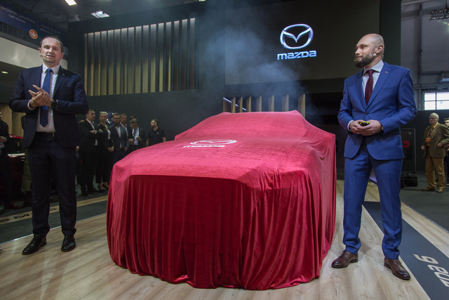 Mazda 6 

Samochód z bardzo bogatym wyposażeniem seryjnym, obejmującym m.in. nawigację, reflektory LED oraz rozszerzony pakiet systemów bezpieczeństwa i-ACTIVSENSE, dostępny jest w cenie od 98 900 zł bez względu na rodzaj nadwozia. Na tyle samo została wyceniona odmiana sedan i kombi.

Fot. Mazda