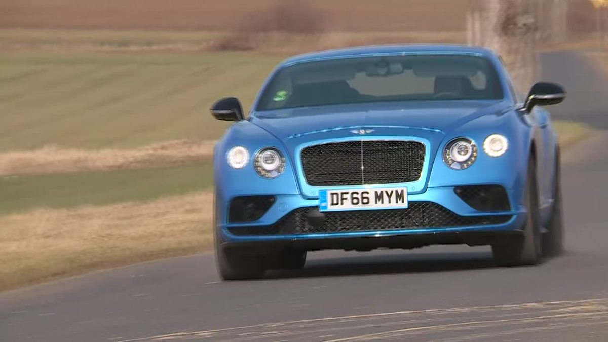 Bentley Continental GT V8S
Pod maską pojazdu pracuje ośmiocylindrowy silnik o pojemności 4 litrów i mocy 528 KM. Dzięki niemu samochód do 100 km/h rozpędza się w zaledwie 4,3 sekundy, a prędkość maksymalna przekracza 300 km/h.
Fot. TVN Turbo/x-news Bentley Continental GT V8S
Pod maską pojazdu pracuje ośmiocylindrowy silnik o pojemności 4 litrów i mocy 528 KM. Dzięki niemu samochód do 100 km/h rozpędza się w zaledwie 4,3 sekundy, a prędkość maksymalna przekracza 300 km/h.
Fot. TVN Turbo/x-news