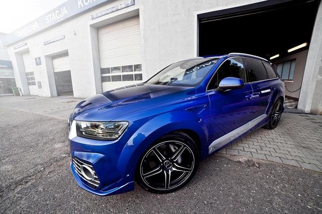 Audi Q7
Najwięcej zmieniło się w tylnej części auta. Najbardziej widoczne są potężne cztery końcówki wydechowe oraz zupełnie nowy spoiler. Dopełnieniem są potężne 22" felgi ABT DR.
Fot. Audi Q7
Najwięcej zmieniło się w tylnej części auta. Najbardziej widoczne są potężne cztery końcówki wydechowe oraz zupełnie nowy spoiler. Dopełnieniem są potężne 22" felgi ABT DR.
Fot.
