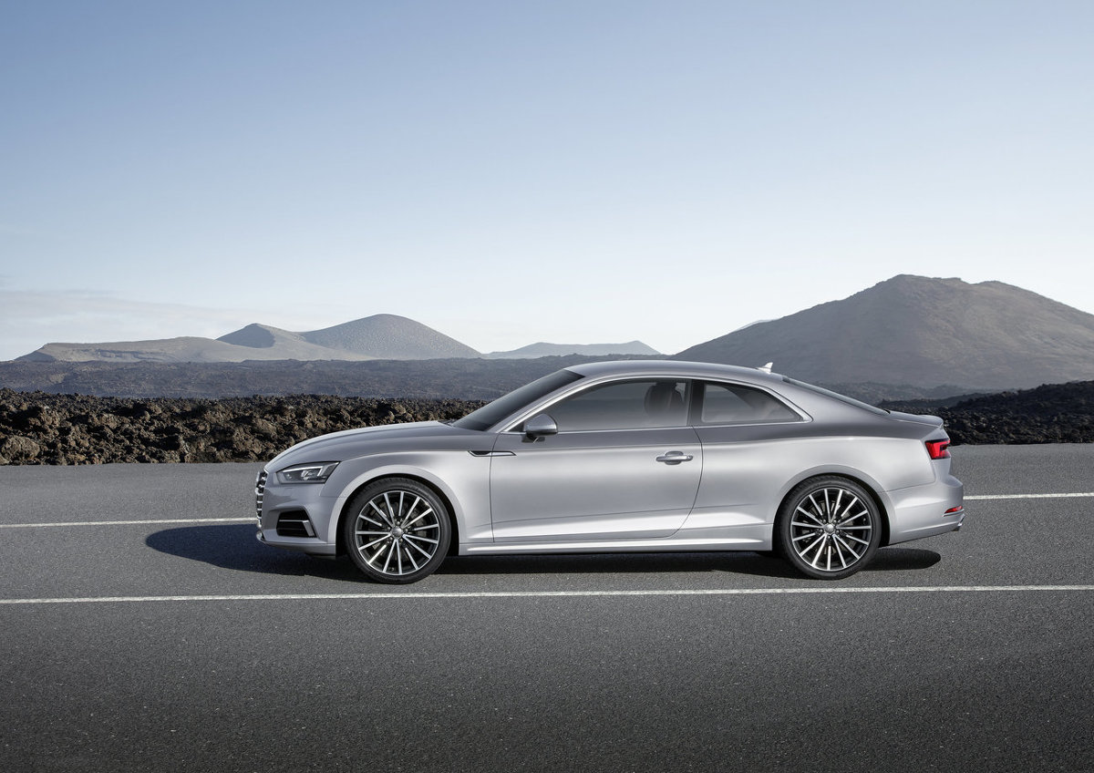 Audi A5 Coupe
Audi zachowuje sportowy charakter, ale jego linia nadwozia posiada teraz mocniejsze wytłoczenia i wyraźniej zarysowane błotniki. Zdecydowano się zmodernizować osłonę chłodnicy, która stałą się bardziej płaska, natomiast iodowe światła tylne i opcjonalne reflektory LED-owe lub diodowe typu Matrix z przodu mają inny kształt.
Fot. Audi
Audi A5 Coupe
Audi zachowuje sportowy charakter, ale jego linia nadwozia posiada teraz mocniejsze wytłoczenia i wyraźniej zarysowane błotniki. Zdecydowano się zmodernizować osłonę chłodnicy, która stałą się bardziej płaska, natomiast iodowe światła tylne i opcjonalne reflektory LED-owe lub diodowe typu Matrix z przodu mają inny kształt.
Fot. Audi