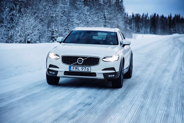 Volvo świętuje 20 lat napędu AWD w swoich autach. Z tej okazji szwedzki producent pokazuje możliwości swoich samochodów na zamarzniętym jeziorze w północnej Szwecji w pobliżu narciarskiego kurortu Åre. Szwedzki producent pokazał możliwości napędów AWD w swoich samochodach: XC90, V90 Cross Country i V40 Cross Country.
Fot. Volvo Volvo świętuje 20 lat napędu AWD w swoich autach. Z tej okazji szwedzki producent pokazuje możliwości swoich samochodów na zamarzniętym jeziorze w północnej Szwecji w pobliżu narciarskiego kurortu Åre. Szwedzki producent pokazał możliwości napędów AWD w swoich samochodach: XC90, V90 Cross Country i V40 Cross Country.
Fot. Volvo