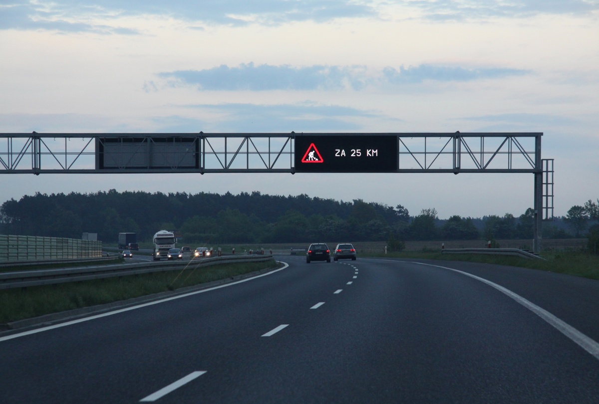 Znak zmiennej treści na autostradzie A4. fot Łukasz Jóźwiak Znak zmiennej treści na autostradzie A4. fot Łukasz Jóźwiak
