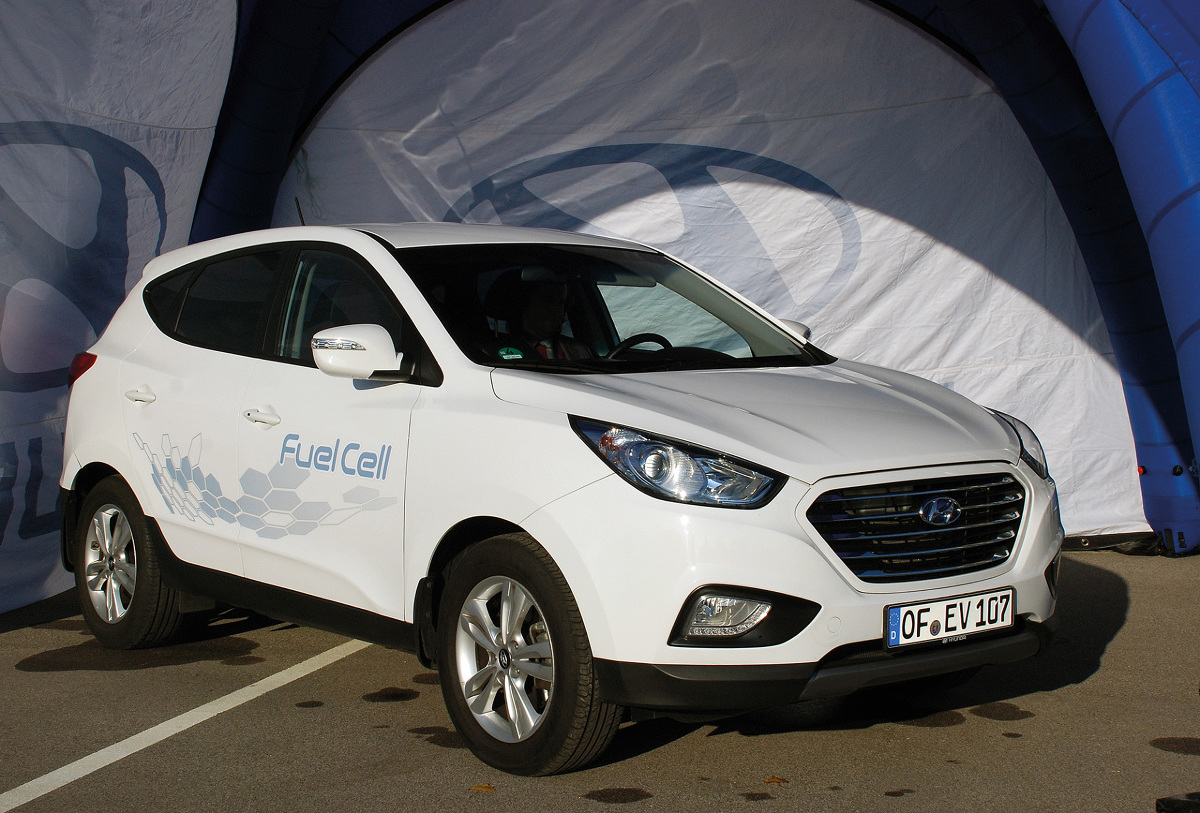 Hyundai ix35 Fuel Cell
Samochód Hyundai ix35 Fuel Cell demonstrowany podczas konferencji w ITS.
Fot. Zdzisław Podbielski Hyundai ix35 Fuel Cell
Samochód Hyundai ix35 Fuel Cell demonstrowany podczas konferencji w ITS.
Fot. Zdzisław Podbielski