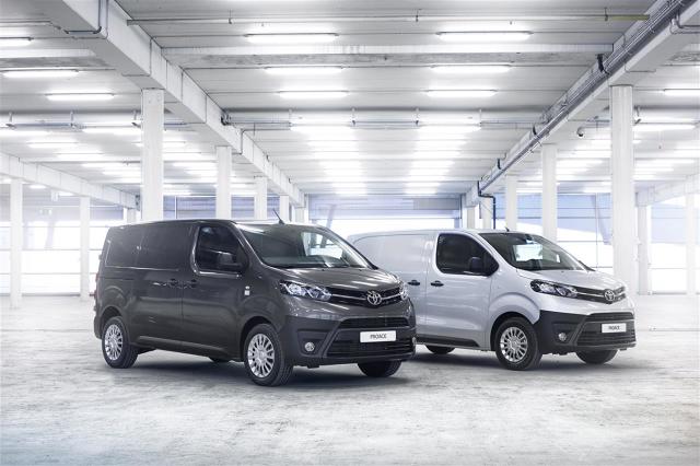 Toyota Proace Van
Toyota Proace Van jest dostępna w trzech rozmiarach nadwozia, z dwoma długościami rozstawu osi oraz w dwóch wersjach wyposażenia.
Fot. Toyota Toyota Proace Van
Toyota Proace Van jest dostępna w trzech rozmiarach nadwozia, z dwoma długościami rozstawu osi oraz w dwóch wersjach wyposażenia.
Fot. Toyota